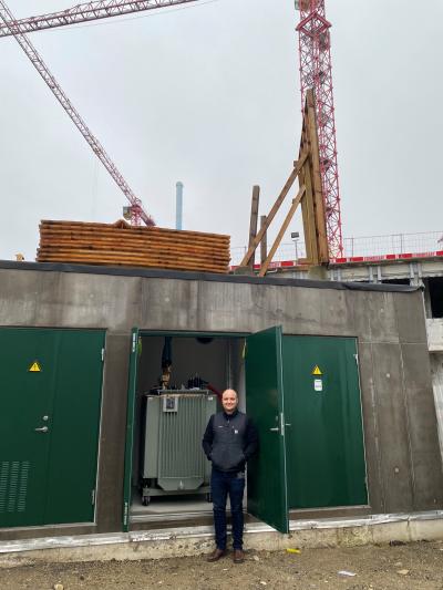 Projektleder Morten Damm Egelund fra østjyske Konstant Net ved en 10/0,4 kV-station i grå beton og med græs på taget