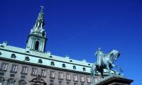 Christiansborg med blå himmel